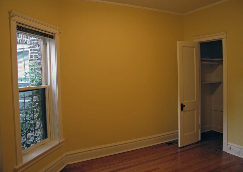 One bedroom - 1057 W Balmoral