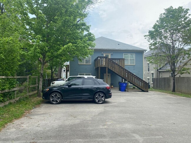 Building Photo - Beautiful modern upstairs condo with 2 full baths! Pet-friendly, with generous parking!