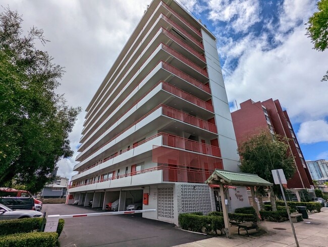 Building Photo - Beautifully Renovated 1/1/1 at Kalakaua Sands