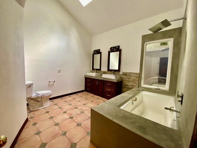 Master bathroom with jacuzzi tub - 178 Muerdago Rd