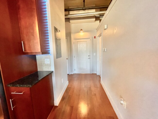 Building Photo - 1261 Caroline St NE