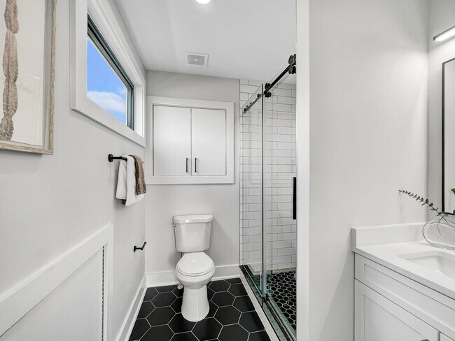 Building Photo - 1026 18th St NE