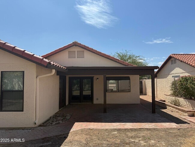 Building Photo - 1733 N La Rosa Dr
