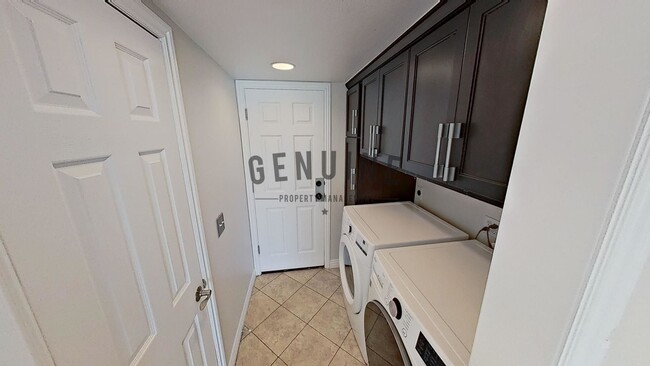 Building Photo - Spacious and Nicely Updated House With Gre...
