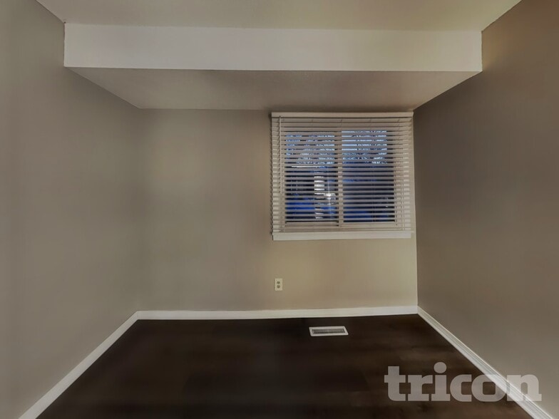 Building Photo - 6865 Buckingham Rd