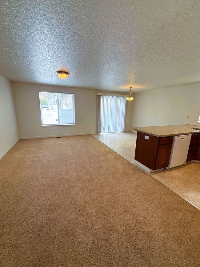 Building Photo - Spacious 3 Bed/2.5 Bath Home in Walnut Grove area!