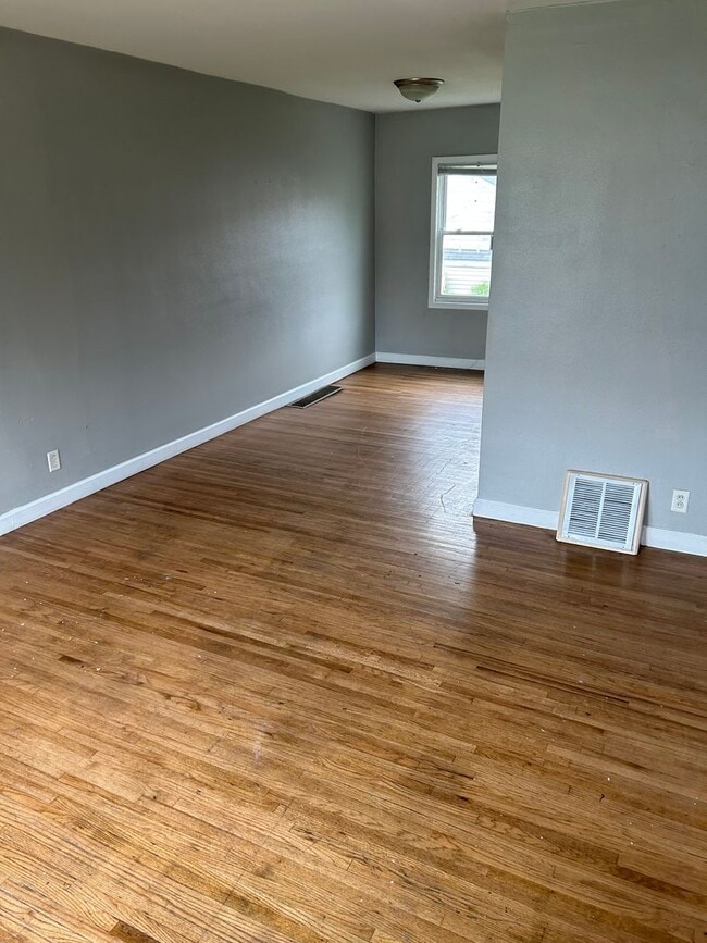 Building Photo - 2-Bedroom/1-Bath Townhouse for Rent