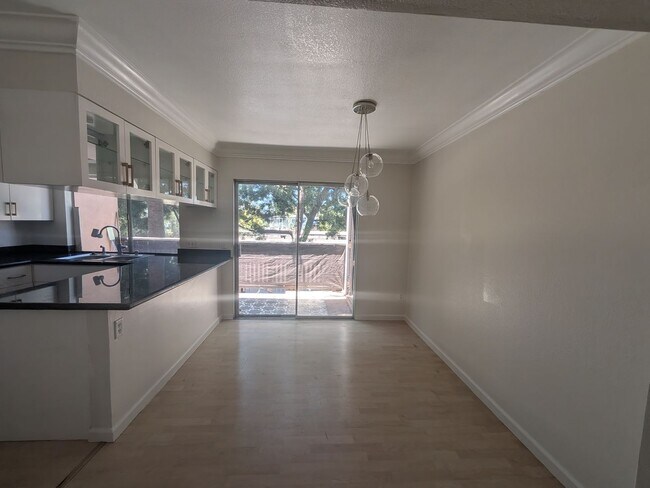 Building Photo - 2 Bedroom Townhome with Balcony & Unbeatable Mission Valley Location!
