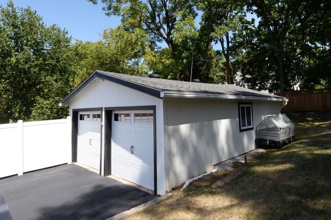 Building Photo - 354 Frieda Ave