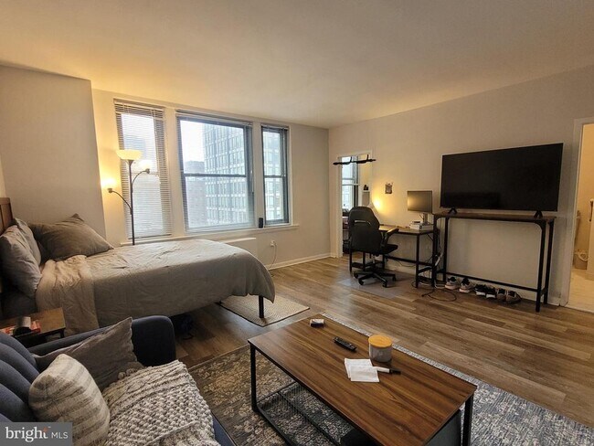 Building Photo - 135 S 19th St