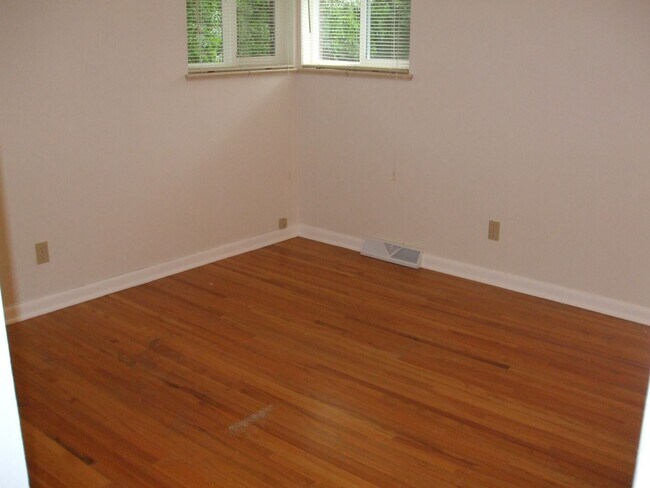 Building Photo - Amazing 3 Bed, 2 Bath Spacious Home with a...