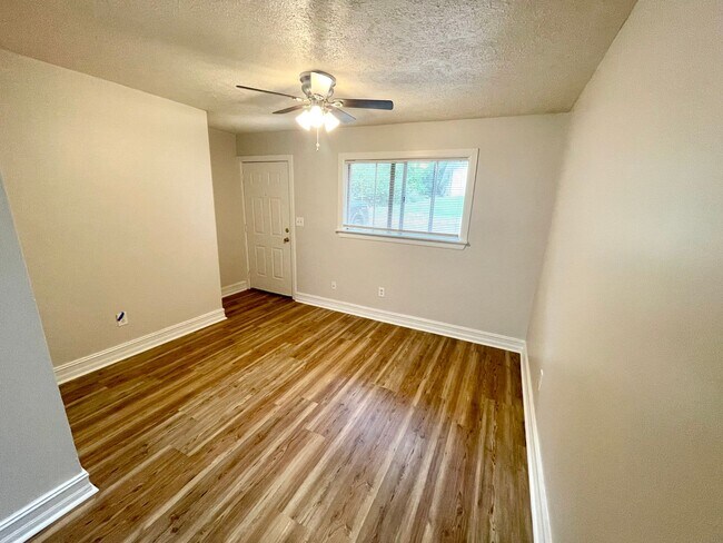 Building Photo - NEWLY RENOVATED! 2 Bed, 1 Bath Apartment f...