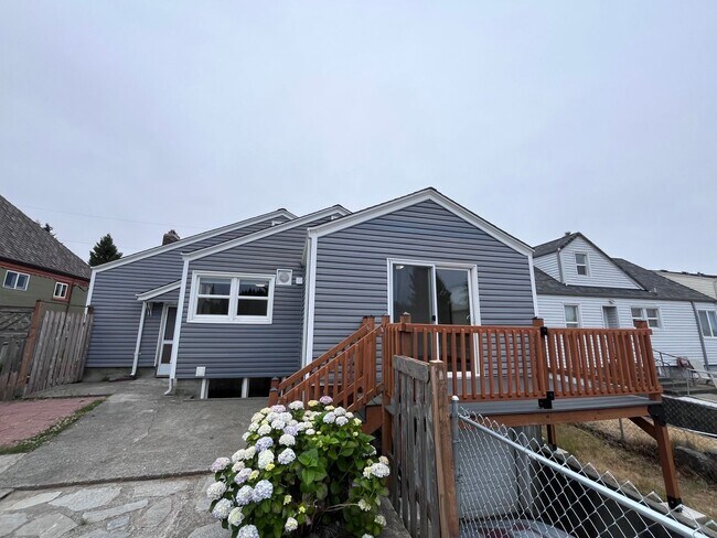 Building Photo - Charming Bremerton Home with Fenced Yard