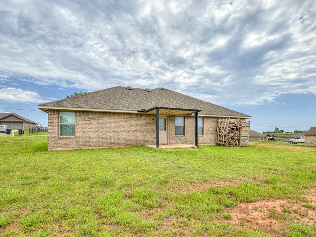 Building Photo - 2202 Buchanan Dr