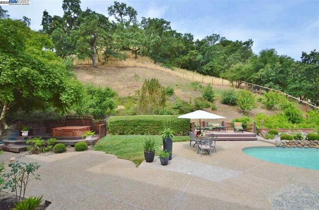 Building Photo - 2051 Pebble Dr