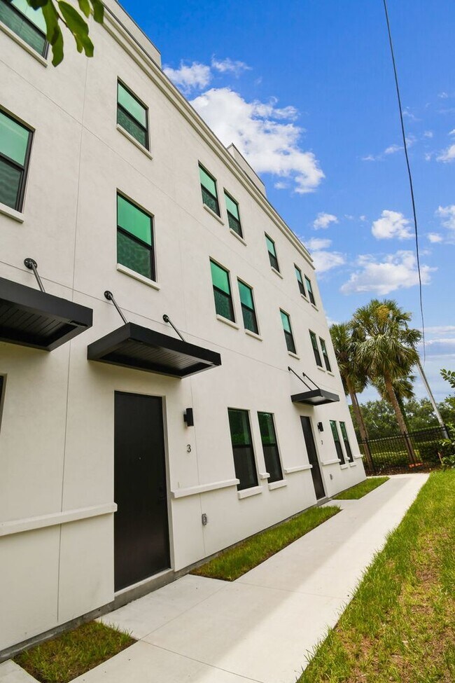 Building Photo - Canvas GWX