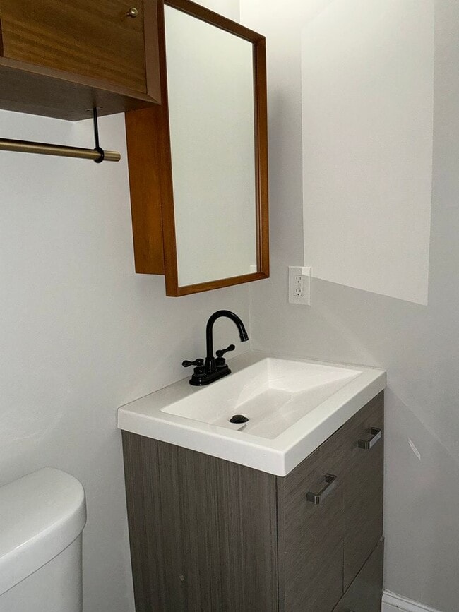 Building Photo - Fully updated 4BR 3BA single family rambler in Twinbrook Forest