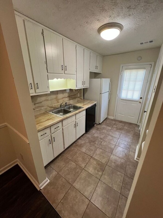 Building Photo - BEAUTIFUL 2 bedroom 2 bathroom Duplex
