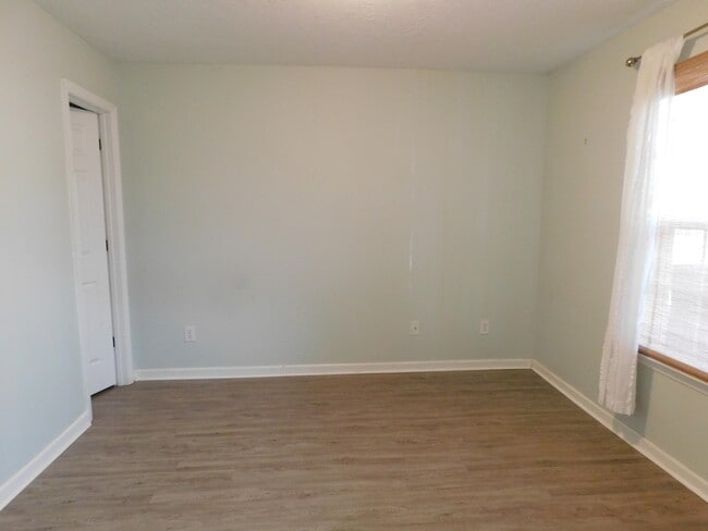 Building Photo - 135 Photinia Dr
