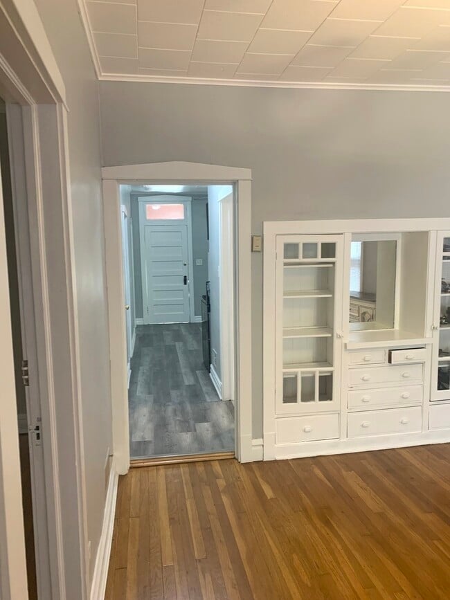 Building Photo - 3013 N Hamlin Ave