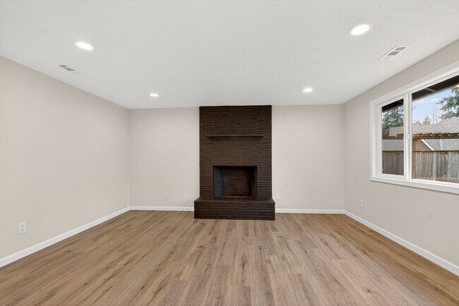 Building Photo - Updated 4BD Lake Oswego Home - Prime Location