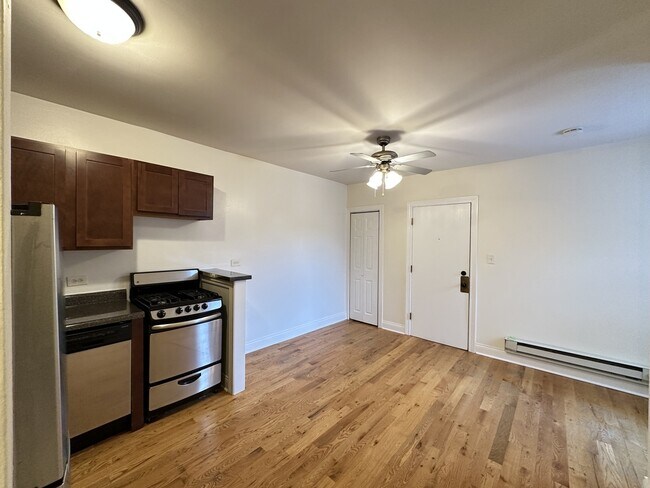 Building Photo - 824 W Cornelia