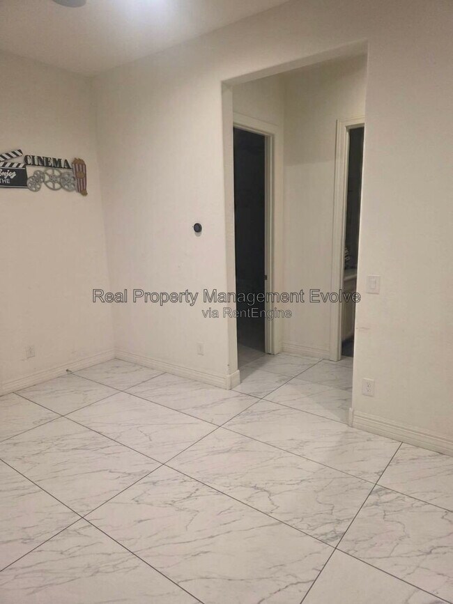 Building Photo - 2307 E Mahogany Pl