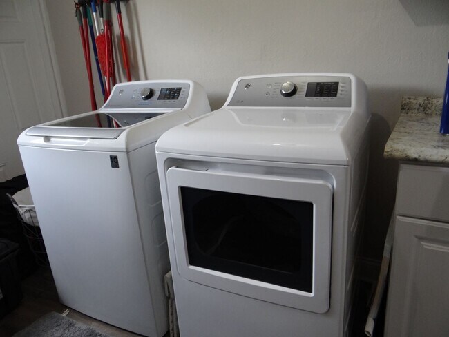 Building Photo - Charming 3-Bed, 2-Bath Pool Home in Desirable Winter Springs