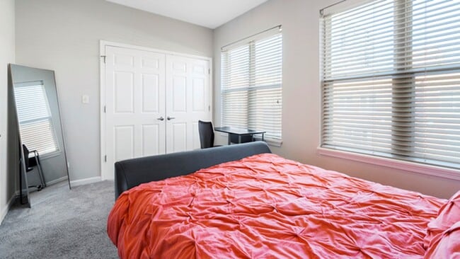 Building Photo - 720 W Evergreen Ave