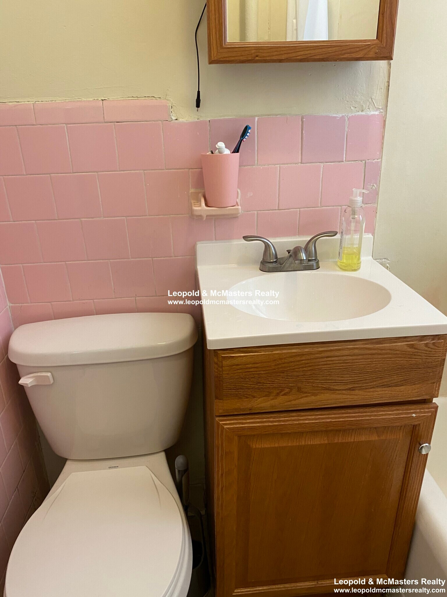 Building Photo - 8 Woodstock Ave