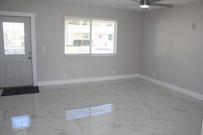 Building Photo - 2719 Peer Ln