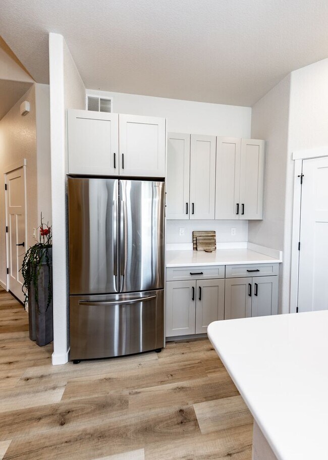 Building Photo - Beautiful Townhome Next to Nature on Westside