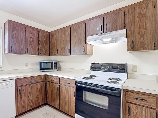 Building Photo - Spanish-Style 3 Bedroom, 2.5 Bath Mediterranean Rooftop Townhouse – Basic Cable & Wi-Fi Included!