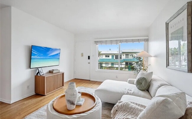 Building Photo - "Charming 1-Bedroom Santa Monica Retreat w...