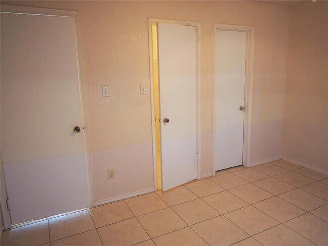 Building Photo - 1403 Hermitage Dr