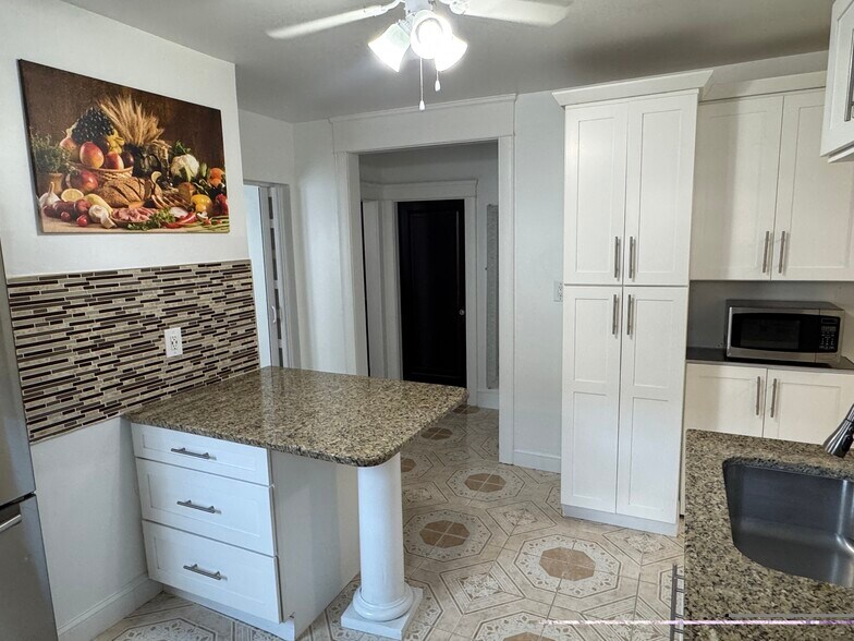 Building Photo - 653 Pleasant Valley Pky