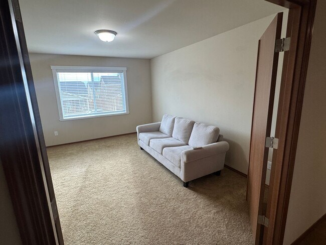 Building Photo - Spacious Vista View Home for Lease