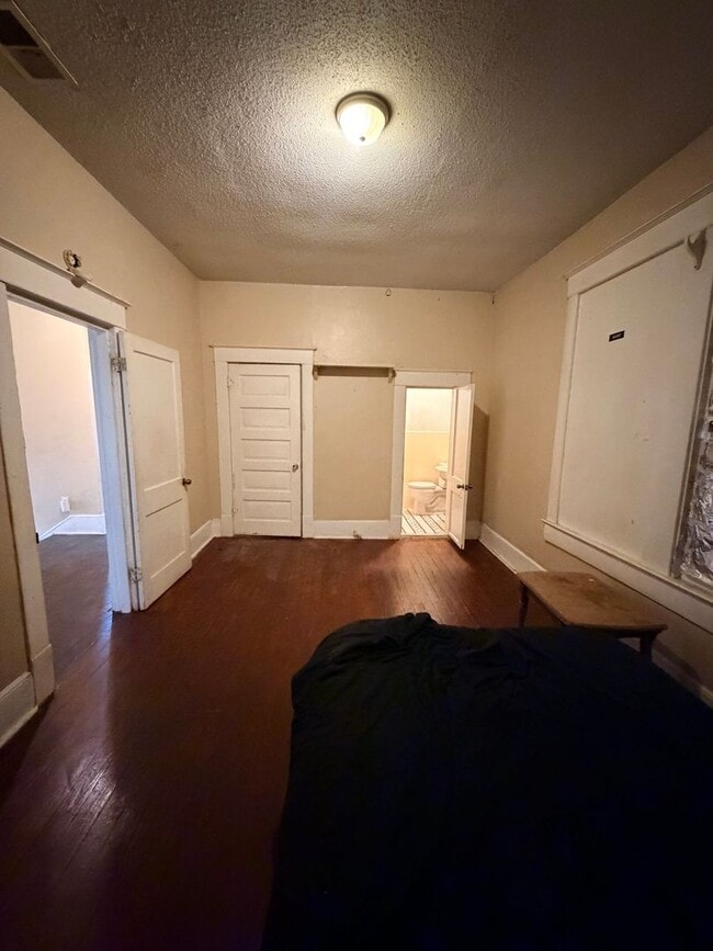 Building Photo - Beautiful 2 Bedroom unit in Highland - Water and Gas included!