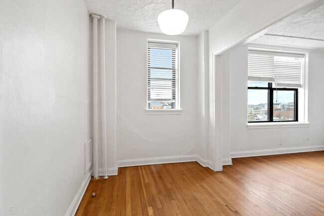 Building Photo - 28 E 16th St