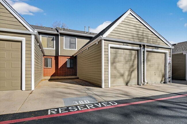 Building Photo - Two Bedroom Townhome W/ Garage!