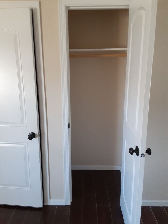Building Photo - 3 Bedroom, 2 Bath Home with Attached 2-Car...