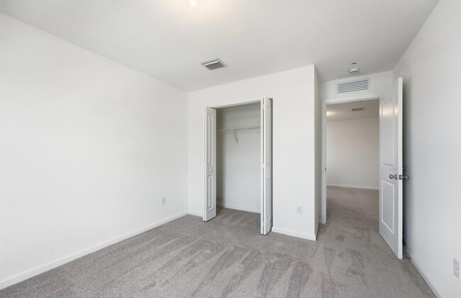 Building Photo - 10461 NW Suncrest Lp