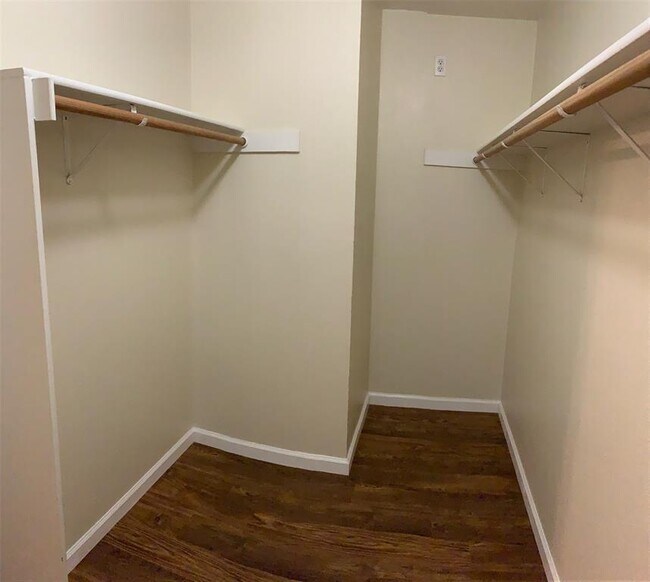 Building Photo - 305 Presidio Dr