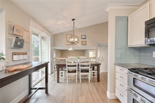 Building Photo - Well Maintained 3 Bed 2.5 Bath for Rent!