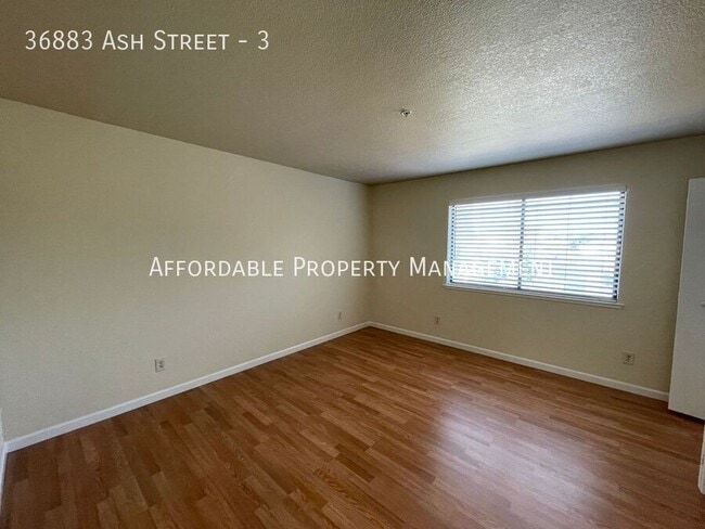 Building Photo - 36883 Ash St
