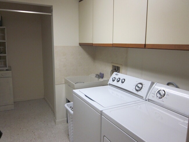 Building Photo - Charming 2 Bedroom/ 2 Bathroom Apartment in Mays Chapel, MD!