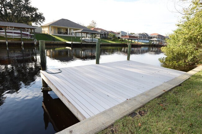 Building Photo - Salt water canal, 2 story home