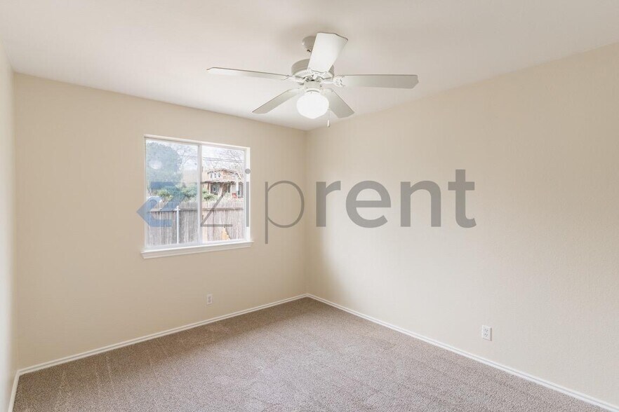 Building Photo - 412 Celery Loop