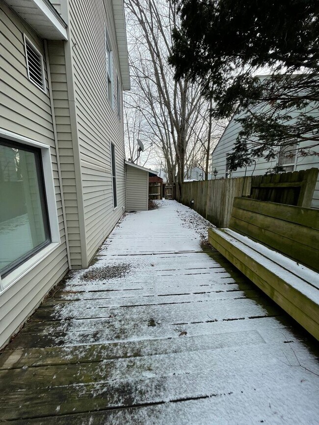 Building Photo - 5 Bedroom Available NOW