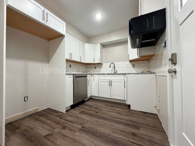 Building Photo - 2633 Woodward Ave SW